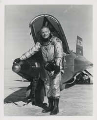 Pilote de recherche de la NASA Neil Armstrong après son premier vol X-15, 30 novembre 1960