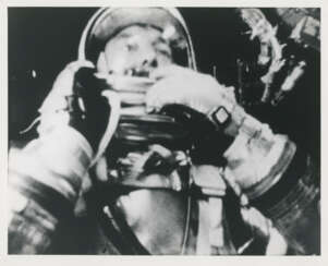Première photo d'un humain pendant un vol spatial: Alan Shepard à bord de Freedom 7 lors de la première mission spatiale américaine, le 5 mai 1961