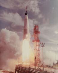 Lancement du premier vol orbital américain sans pilote [grand format]; première photographie de la Terre depuis l'espace depuis un vaisseau spatial en orbite, Mercury Atlas 4, 13 septembre 1961