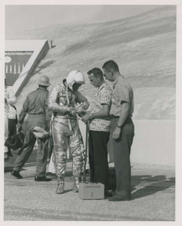 Portrait of the first American in orbit John Glenn [Large Format]; Glenn training for the first American orbital flight, 1961-February 1962 - Foto 8