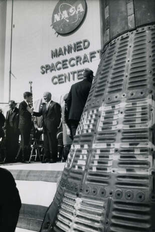 [Large Format] President Kennedy honoring John Glenn after the historic first American orbital flight, February 23, 1962 - photo 1
