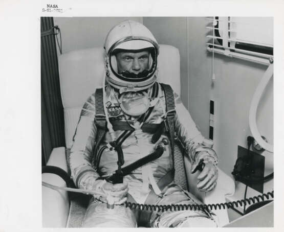 Portrait of the first American in orbit John Glenn [Large Format]; Glenn training for the first American orbital flight, 1961-February 1962 - Foto 10