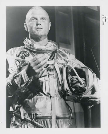 Portrait of the first American in orbit John Glenn [Large Format]; Glenn training for the first American orbital flight, 1961-February 1962 - Foto 12