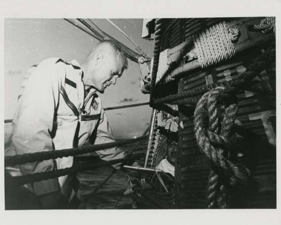 John Glenn in weightlessness during the first US orbital spaceflight; recovery of Friendship 7; Glenn during his fourth sunset of the day, February 20, 1962 - фото 8