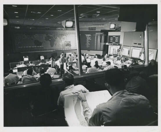 Mission Control Center; John Young and Gus Grissom, first two-man crew of the space program; the Molly Brown spacecraft, during prelaunch activities, December 1964-March 1965 - Foto 1