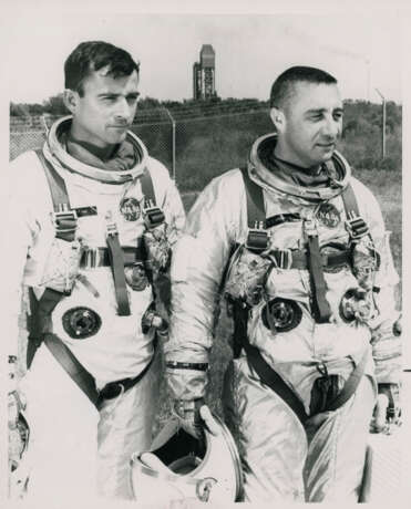 Mission Control Center; John Young and Gus Grissom, first two-man crew of the space program; the Molly Brown spacecraft, during prelaunch activities, December 1964-March 1965 - Foto 8
