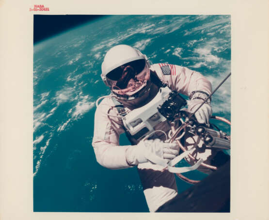 The historic first photograph of man in space: Ed White spacewalking over Hawaii during the first American EVA, June 3-7, 1965 - фото 1