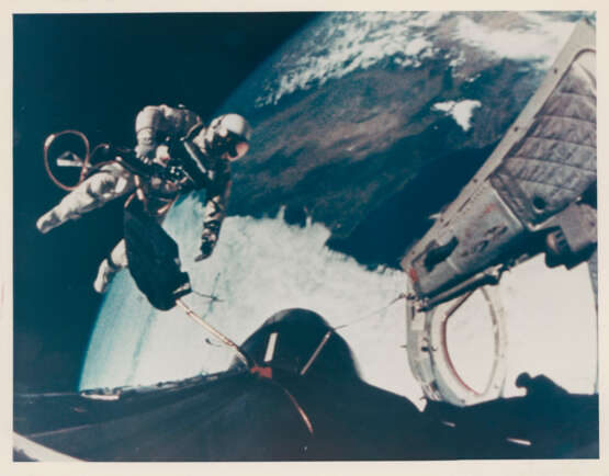 First US Spacewalk: views of Ed White returning to the spacecraft at the end of the EVA, June 3-7, 1965 - фото 1