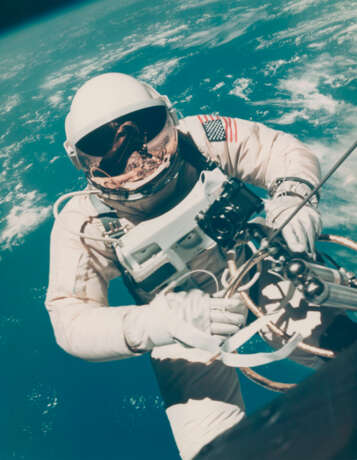 The first photograph of man in space [Large Format], Ed White’s first American EVA over Hawaii, June 3-7, 1965 - фото 1