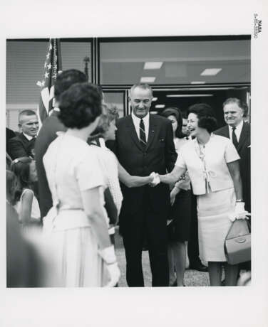 Portrait of the first American spacewalker Edward White [Large Format]; the crew aboard the recovery ship; President Johnson in Houston after the historic mission, May-June 1965 - Foto 5