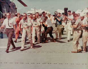 [Large Format] Gordon Cooper and Pete Conrad following their successful eight-day mission to space; congratulations in Mission Control, August 21-29, 1965