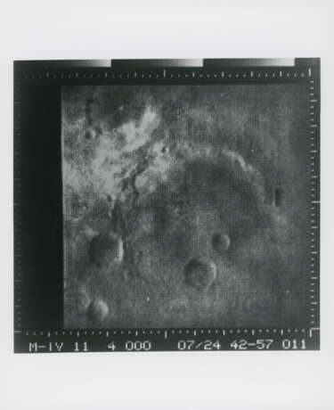 The 22 photographs of Mars transmitted by the first spacecraft to send close-up pictures of the Red Planet, July 15, 1965 - photo 22