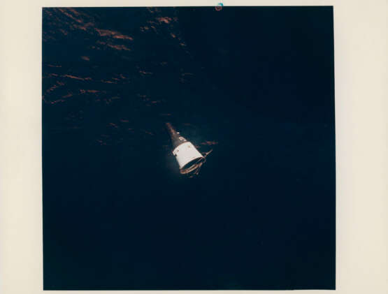 Gemini VII above the cloud-covered Earth; the spacecraft maneuvering over the Earth at dawn, December 15-16, 1965 - фото 6
