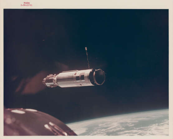 Views of the Agena Target Docking Vehicle (ATDA), first unmanned satellite photographed from space, March 16-17, 1966 - Foto 6