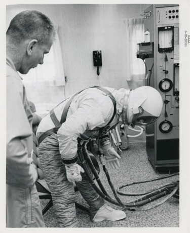 Photomontage of the liftoff; test of the EVA spacesuit; the crew during prelaunch activities; liftoff, February-June 3, 1966 - Foto 5