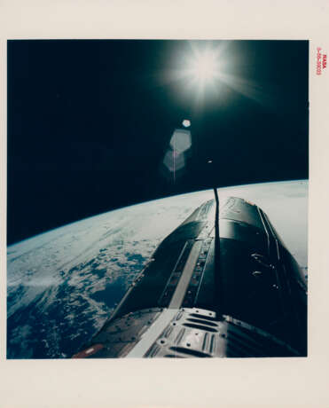 EVA photograph: Sun, Earth, Gemini spacecraft and black sky of space; the Angry Alligator above the Earth horizon, June 3-6, 1966 - Foto 1