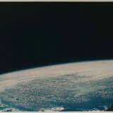 The blue Earth horizon and the black sky of space [Large Format], June 3-6, 1966 - Foto 1
