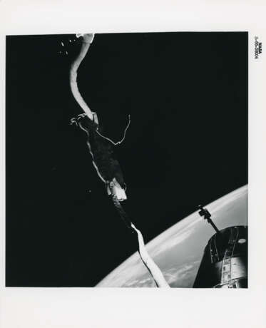 Thomas Stafford in weightlessness looking through the window; EVA photograph: umbilical cord between the spacewalker and the spacecraft, June 3-6, 1966 - Foto 3
