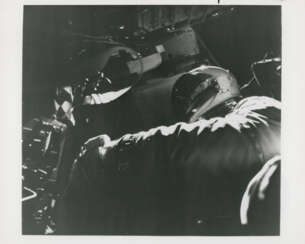 Photographie EVA: Richard Gordon larguant du matériel EVA dans l'espace; Objet volant non identifié dans l'espace, du 12 au 15 septembre 1966