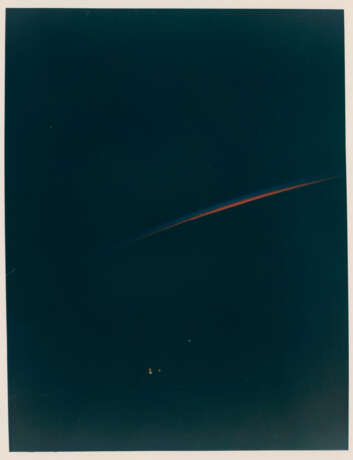 Earth’s limb at Sunset; views of Agena tethered to Gemini XII over the cloud-covered Pacific Ocean, November 11-15, 1966 - Foto 1