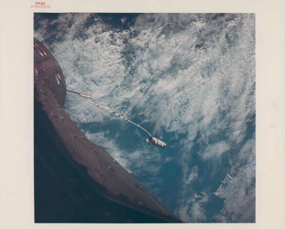 Earth’s limb at Sunset; views of Agena tethered to Gemini XII over the cloud-covered Pacific Ocean, November 11-15, 1966 - Foto 5