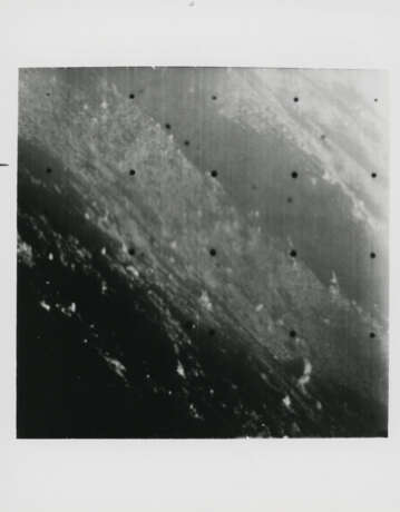 First eclipse photograph of Sun by Earth seen from Moon, orbital views of the lunar horizon; Surveyor III and lunar surface views taken by the spacecraft, February-April 1967 - Foto 12