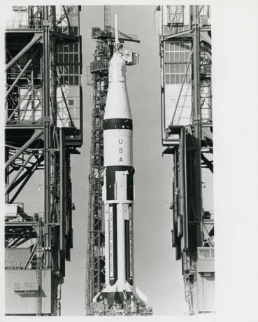 The first manned Apollo rocket heading to space; portraits of the crew; NASA officials and the Saturn IB at Complex 34; departure for space; liftoff, September-October 11, 1968 - Foto 13