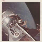 David Scott in the open hatch of the Command Module; Russell Schweickart outside the LM, during the first US two-man EVA, March 3-13, 1969 - Foto 1