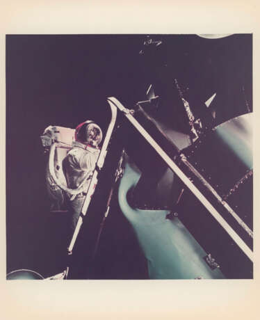 David Scott in the open hatch of the Command Module; Russell Schweickart outside the LM, during the first US two-man EVA, March 3-13, 1969 - Foto 3