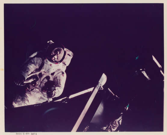 David Scott prenant des photographies de Gumdrop; Russell Schweickart prenant des photos de Spider, lors de la première EVA américaine à deux, du 3 au 13 mars 1969 - photo 3