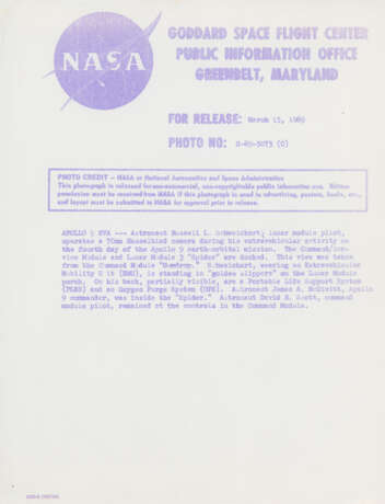 David Scott prenant des photographies de Gumdrop; Russell Schweickart prenant des photos de Spider, lors de la première EVA américaine à deux, du 3 au 13 mars 1969 - photo 4