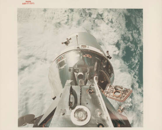 David Scott’s stand-up EVA in the open hatch of the CM Gumdrop; Scott emerging from Gumdrop, March 3-13, 1969 - фото 3