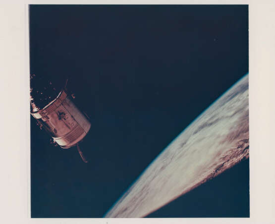 The CM Gumdrop over the Earth horizon and against the black sky of space; the LM Spider over the Earth, March 3-13, 1969 - Foto 1