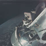 David Scott in the open hatch of the orbiting spacecraft [Large Format] during the first American two-man EVA, March 3-13, 1969 - Foto 1