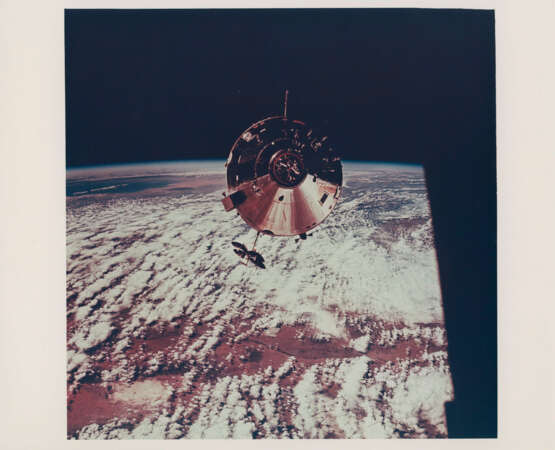 Views of the CM Gumdrop approaching for docking over the Earth; the ascent stage of the LM Spider pitching up for inspection, March 3-13, 1969 - Foto 3