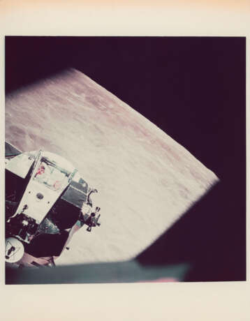Close-up of the LM Snoopy before docking with the CM Charlie Brown; ascent stage of Snoopy approaching for rendezvous, May 18-26, 1969 - Foto 1