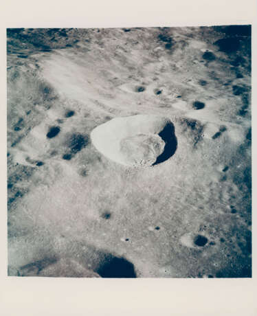 Moonscapes: colored lunar farside horizon; nearside terminator; triptych of farside Badlands; farside horizon, May 18-26, 1969 - фото 8