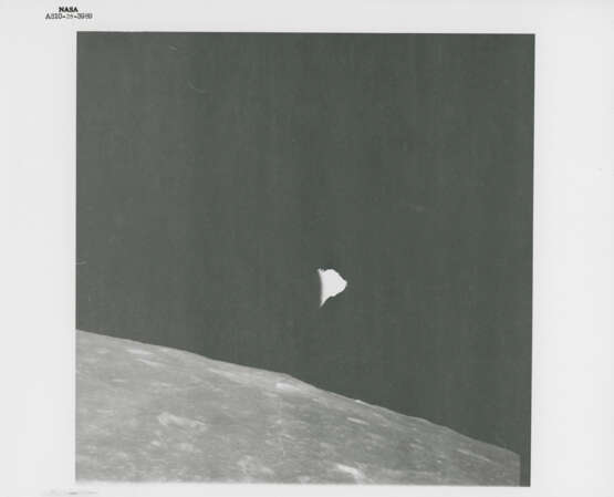 Moonscapes: colored lunar farside horizon; nearside terminator; triptych of farside Badlands; farside horizon, May 18-26, 1969 - фото 12