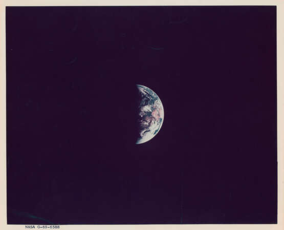 The crescent Earth during the homeward journey; the astronauts back to Earth after their voyage to another world, May 18-26, 1969 - Foto 1