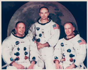 Die Apollo 11-Crew posiert vor der historischen Mission für ein Foto; das offizielle Emblem der ersten menschlichen Mondlandemission, 1969