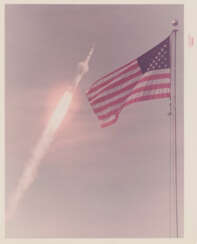Photomontage de la fusée Saturn V et du drapeau américain; Vues des responsables de la NASA et de Wernher von Braun après le lancement réussi, le 16 juillet 1969