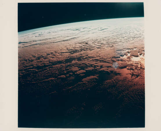 Sunrise on Earth before translunar injection; Earth after translunar injection, July 16-24,1969 - Foto 1
