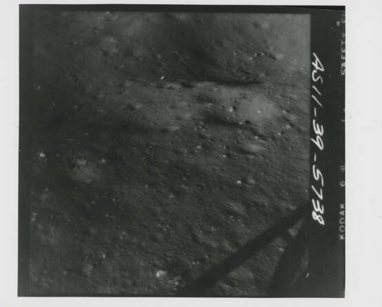 Panoramic sequences from the LM after landing: Double Crater; near field view of the landing site, July 16-24, 1969 - Foto 5