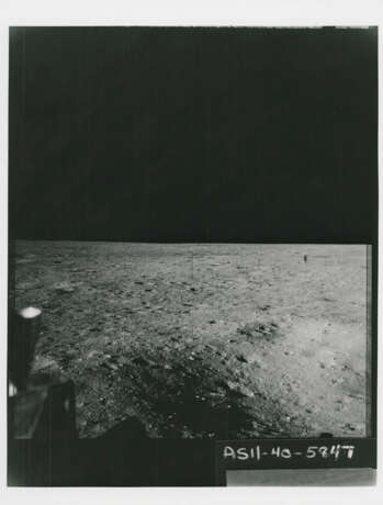 Panoramic sequences from the LM after landing: Double Crater; near field view of the landing site, July 16-24, 1969 - Foto 9