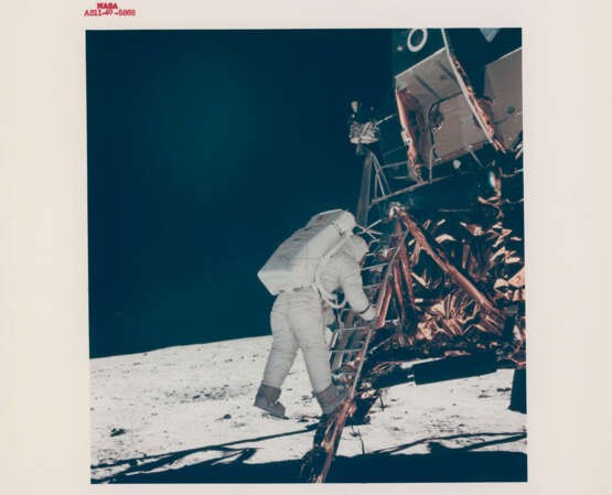 Buzz Aldrin jumping down to the footpad of the LM Eagle, July 16-24, 1969 - Foto 1