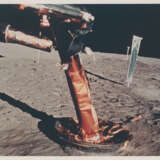 The golden landing leg of Eagle; lunar surface close-up taken with the 35mm stereo camera; close-ups of the LM and view of its ascent stage, July 16-24, 1969 - Foto 1