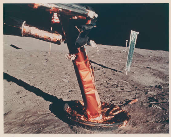 The golden landing leg of Eagle; lunar surface close-up taken with the 35mm stereo camera; close-ups of the LM and view of its ascent stage, July 16-24, 1969 - фото 1