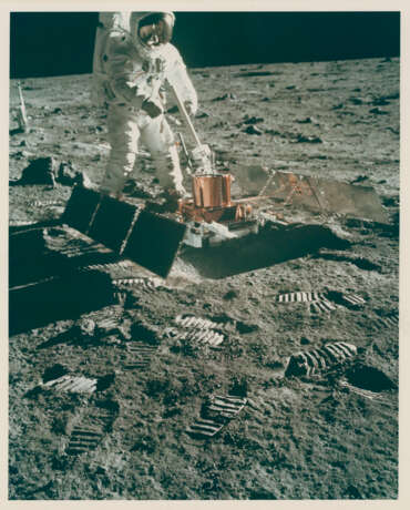 Close-up of Buzz Aldrin; Aldrin working at the lunar-science station; scientific experiments on the lunar surface, July 16-24, 1969 - Foto 1
