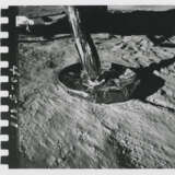 The golden landing leg of Eagle; lunar surface close-up taken with the 35mm stereo camera; close-ups of the LM and view of its ascent stage, July 16-24, 1969 - Foto 6