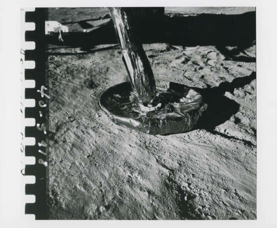 The golden landing leg of Eagle; lunar surface close-up taken with the 35mm stereo camera; close-ups of the LM and view of its ascent stage, July 16-24, 1969 - photo 6